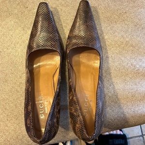 Snake skin Gucci shoe. 1 inch heel